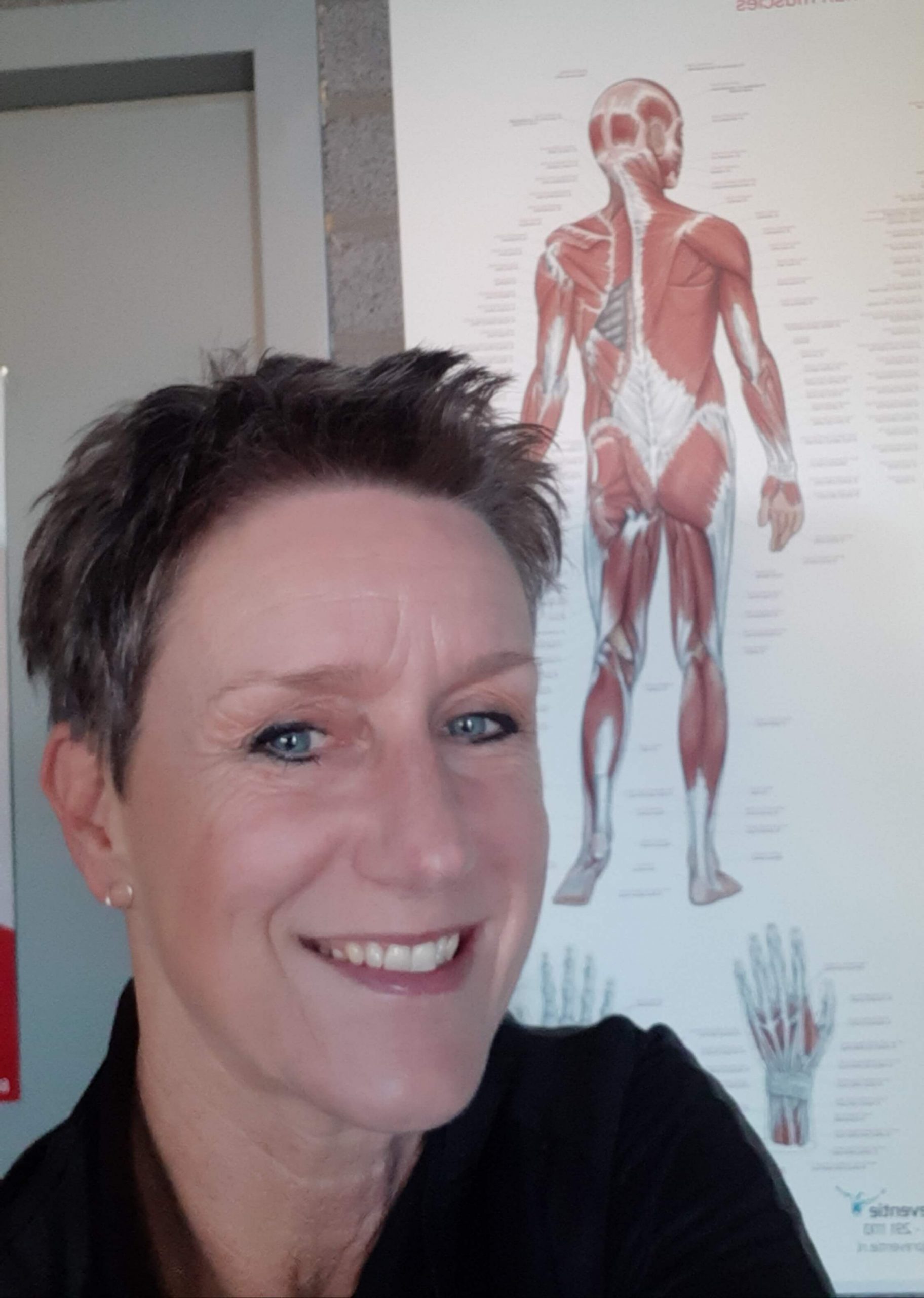 Miriam Schrijvers, sportmasseur in Reuver, in haar praktijk